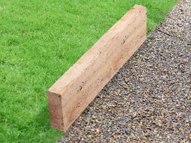 Cordolo per prato in travertino Gold con tappeto erboso e ghiaia