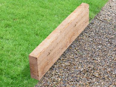 Cordolo per prato in travertino Gold con tappeto erboso e ghiaia