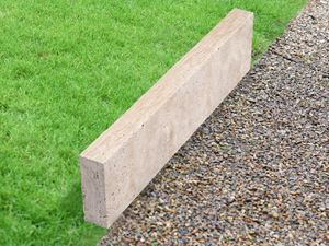 Cordolo per prato Travertine Medium Select con tappeto erboso e ghiaia