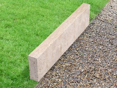 Cordolo per prato Travertino Medium Select con tappeto erboso e ghiaia