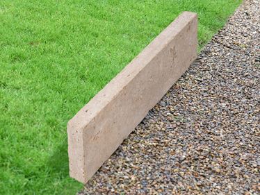 Cordolo per prato in travertino Medium con tappeto erboso e ghiaia