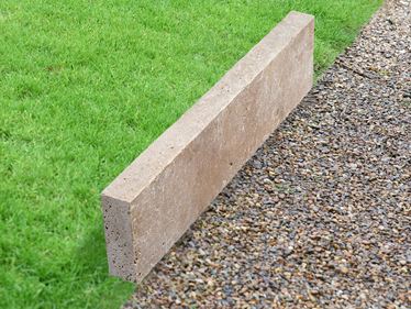 Cordolo per prato in travertino Noce con prato e ghiaia