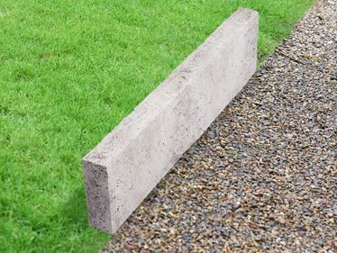 Cordolo per prato in Travertino Silver con erba e ghiaia