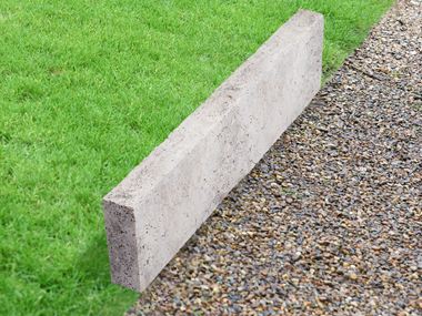 Cordolo per prato in Travertino Silver con erba e ghiaia