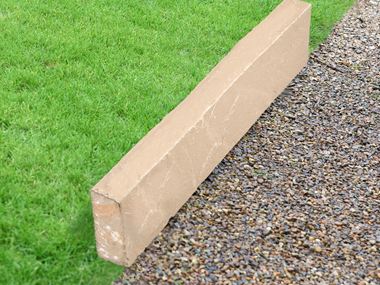 Cordolo per prato Sandstone Yellow Mint con erba e ghiaia