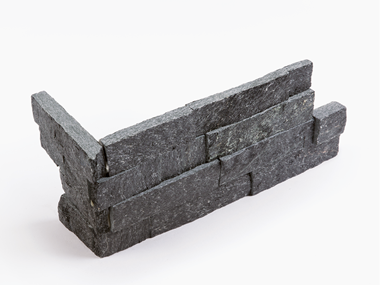 Jonastone_pezzo_angolare_di_fronte_Cordoba_Nero_nero_quarzite_2