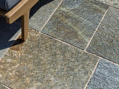 Lastra di terrazza in gneiss di Luserna, bordata a mano (2)