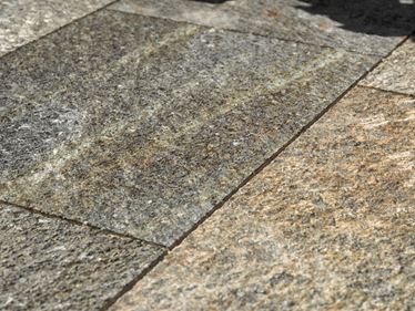 Terrazza a lastre di gneiss di Luserna vista angolata e ravvicinata