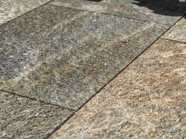 Terrazza a lastre di gneiss di Luserna vista angolata e ravvicinata