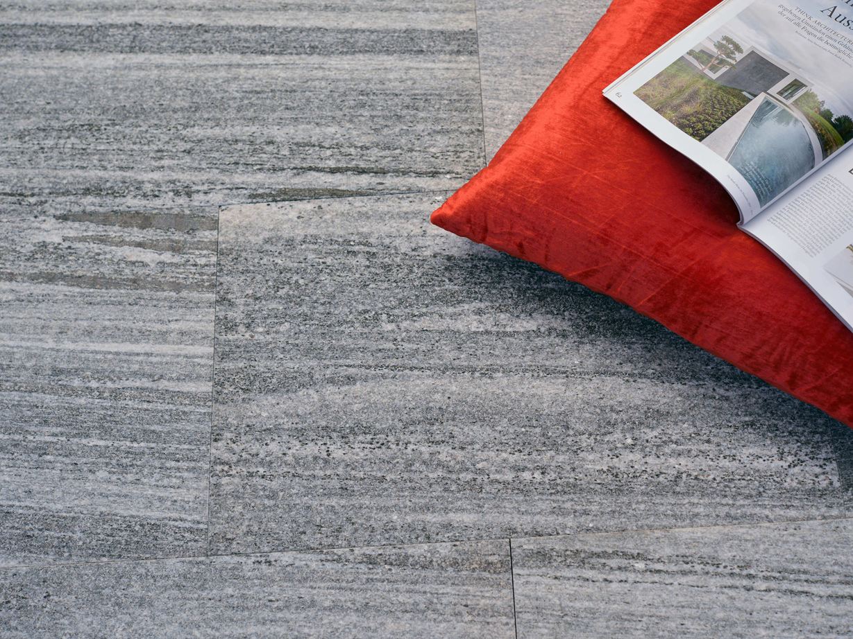 Lastre di gneiss Urban Grey Line con cuscino e rivista arancione