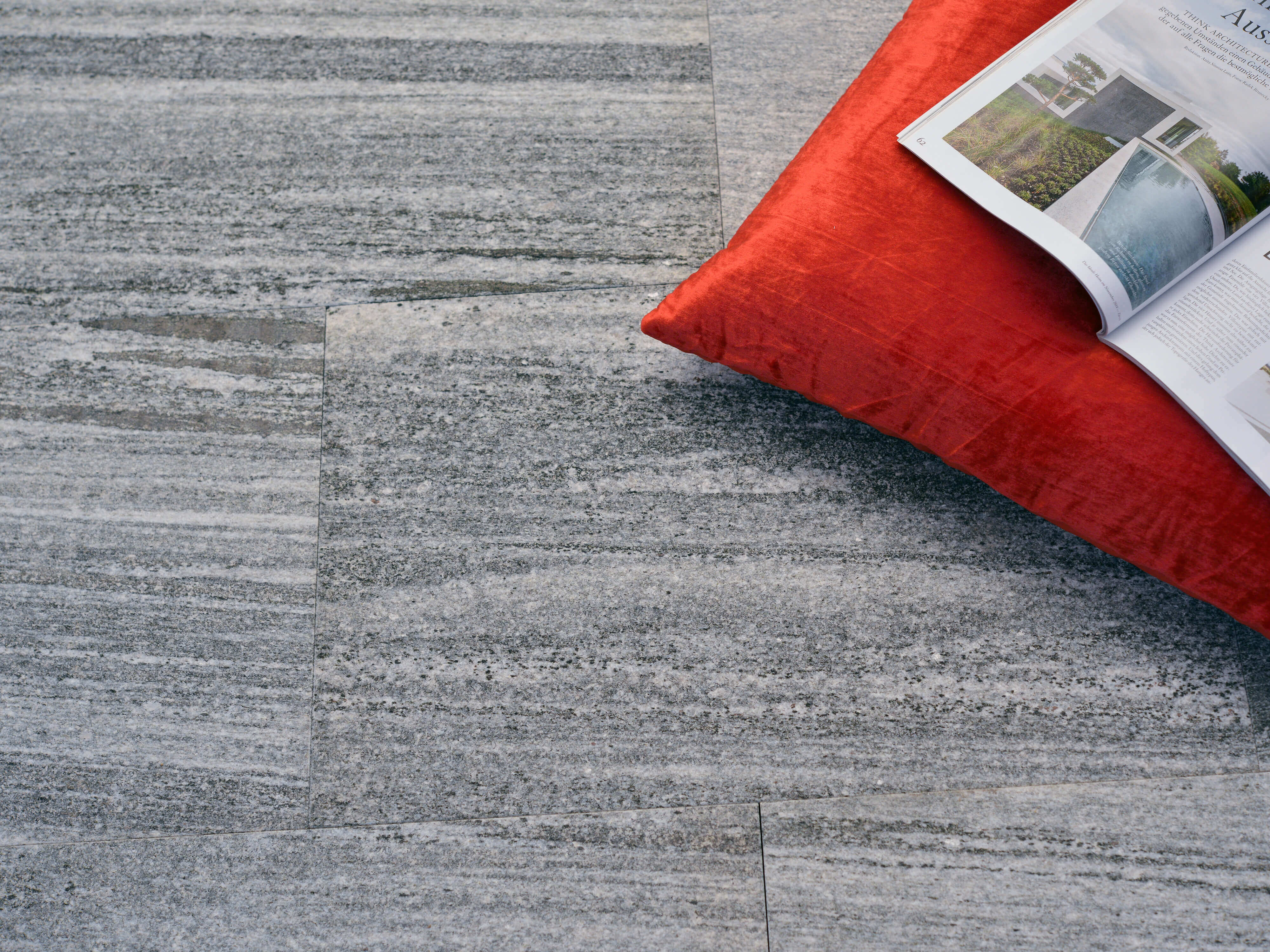 Lastre di gneiss Urban Grey Line con cuscino e rivista arancione