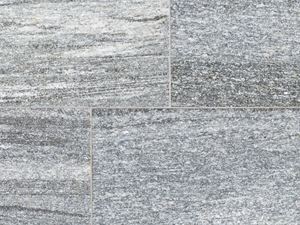 Modelli dai toni del grigio scuro al bianco. Primo piano delle lastre di granito grigio di Urban Grey Line