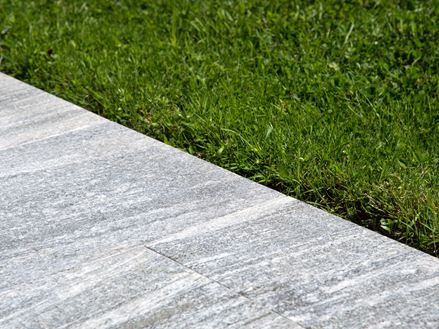Lastre di granito Urban Grey Line accanto al prato