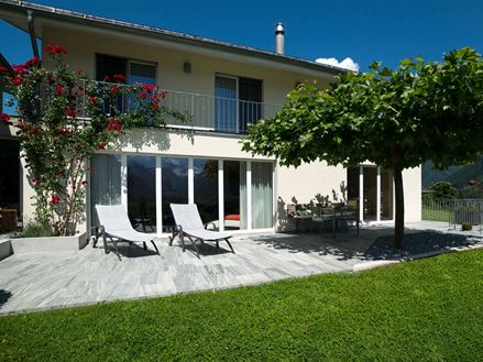 Terrazza con lastre di granito grigio Urban Grey Line