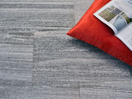 Lastre di granito Urban Grey Line con cuscini decorativi