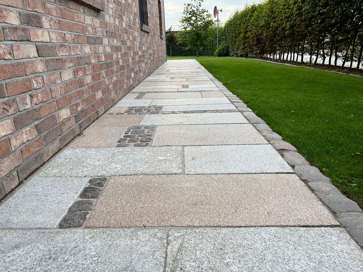Belle e naturali variazioni di colore delle lastre di granito Girona Antique Girona Antique vicino alla casa