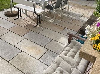 Granito_patio_slab_Girona_Antique_Bank