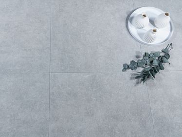 Piastrelle effetto pietraBasaltoIc con vasi e vassoi di eucalipto