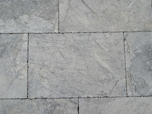 Primo piano di lastre di Blaustein Azur, pietra calcarea dai toni morbidi e grigi.