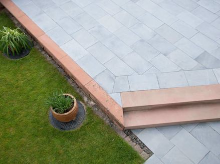 Terrazza in pietra calcarea con erba e piante