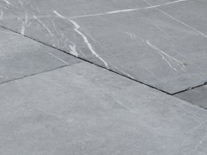 Primo piano di lastre di Blaustein Azur, le venature bianche sono visibili nel tono grigio chiaro della pietra naturale.