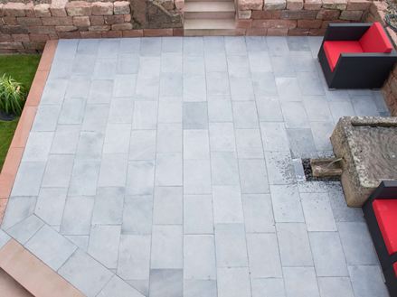 Terrazza in pietra blu con arredamento moderno dall'alto