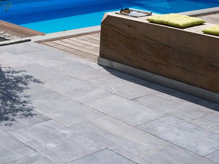 Lastre di pietra blu Azur sulla terrazza con piscina