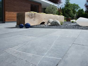 Blaustein Azur, lastre di pietra blu con angoli smussati a mano