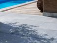 Lastra Blaustein Azur di colore grigio tenue a bordo piscina