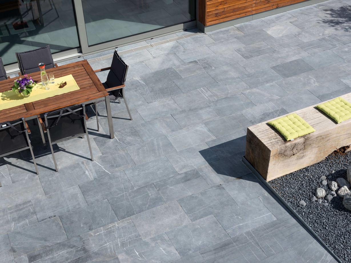 Prodotto naturale unico: lastre di pietra blu Vista a volo d'uccello della terrazza del Blaustein Azur