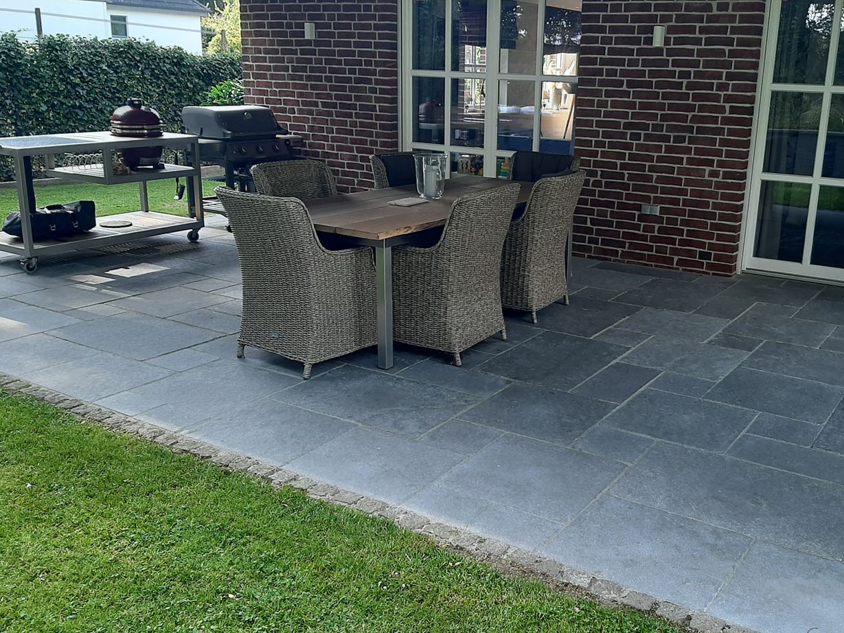 Le lastre di calcare grigio-blu hanno un effetto nobile. Foto del cliente Lastre di calcare_patio_Java_Terrazzo_tetto_azzurro