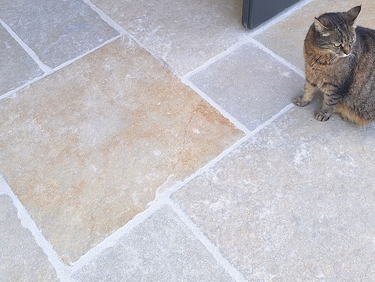 Lastre di calcare Java Sand: colori caldi. Foto del cliente Galleria del Gatto di Sabbia_di_Calcare_Giallo_di_Giallo 1