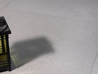 Piastrelle effetto pietra Sevilla Pearl in grigio tenue con lanterna