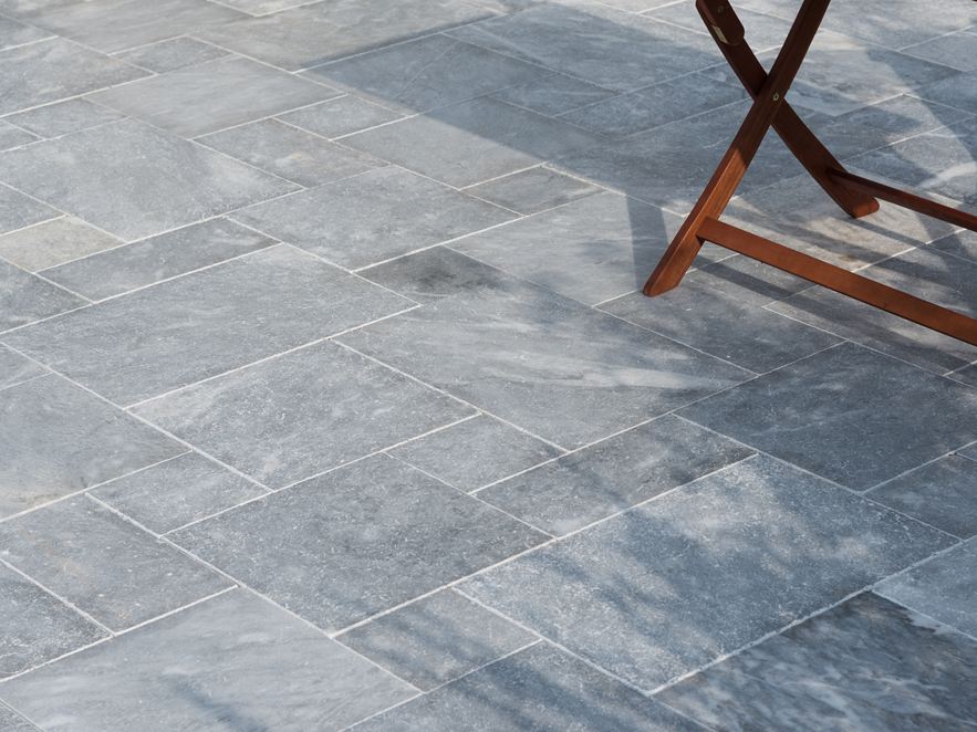 Sedia in legno su lastre di marmo grigio