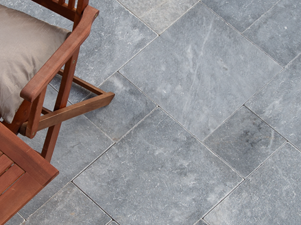 Terrazza con lastre di marmo Afyon Grey e mobili in legno dall'alto