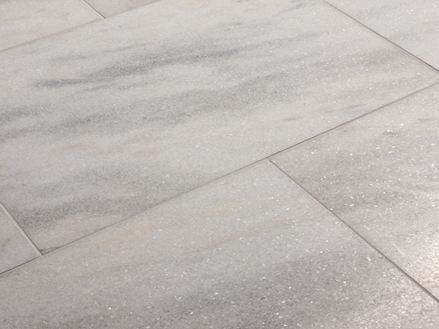 Piastrelle in marmo Calacatta in colori chiari Primo piano