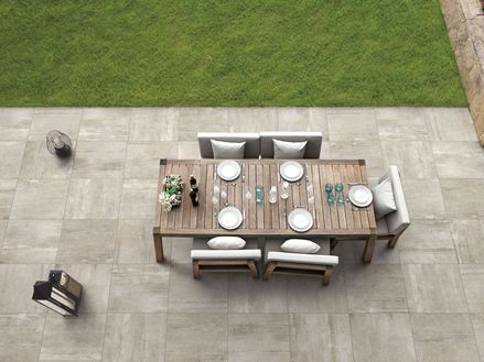 Pannelli beige effetto cemento Sabbia di cemento con terrazza, tavolo e sedie