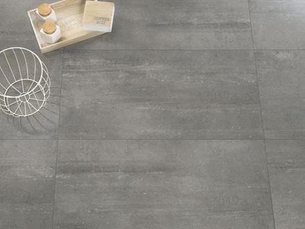 Pannelli grigio scuro in Concrete Smoke effetto cemento con vassoio e cestino in metallo