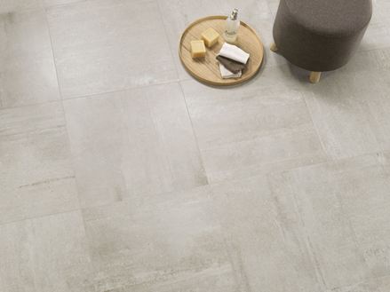Piano di lavoro in cemento effetto pietra con sgabello, vassoio e sapone