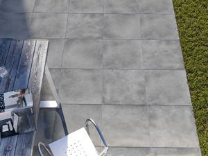 Trendy e facilissimo da pulire: gres porcellanato con effetto cemento Vista della terrazza con lastre di cemento di Ombra, prato e mobili da esterno