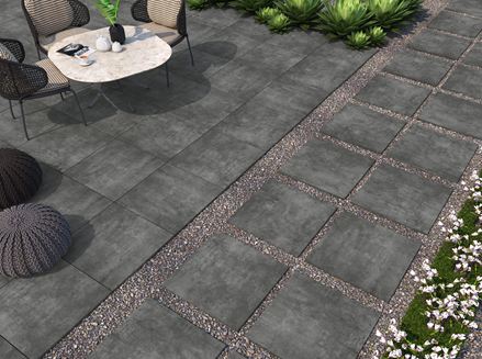 Terrazza con piastrelle in gres porcellanato scuro Streetline Black dall'aspetto concreto