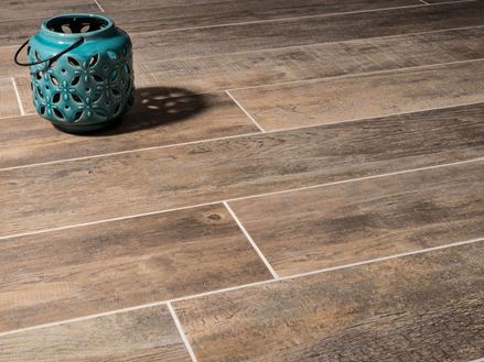 Pannelli effetto legno Indie Nova con lanterna