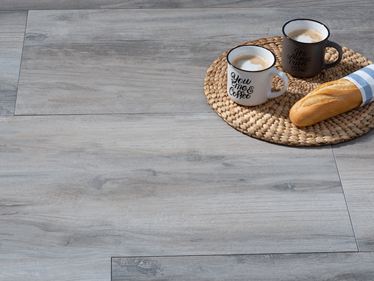 Piatti Canada Lake beige chiaro effetto legno con baguette e tazze da caffè