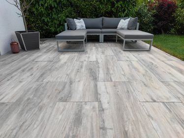 Piastrelle per patio in gres porcellanato effetto legno Canada Lake con sdraio