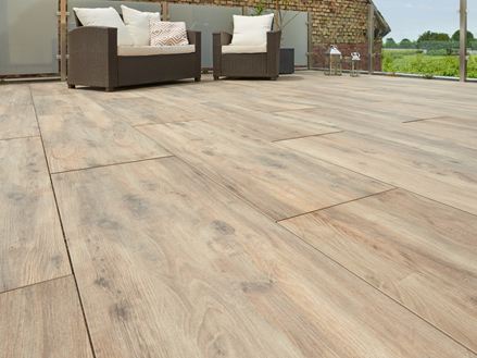 Terrazza con moderni arredi in rattan e rivestimenti in legno Canada Lodge con vista sulle rane