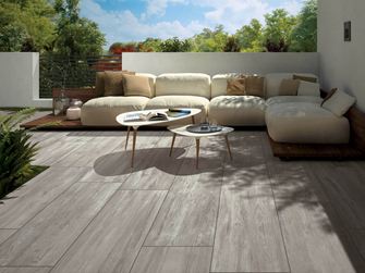 Terrazza moderna con giardino annesso Piastrelle per patio effetto legno