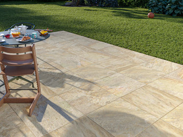 Vista della terrazza con piastrelle in quarzite Bern