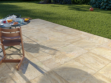 Vista della terrazza con piastrelle in quarzite Bern