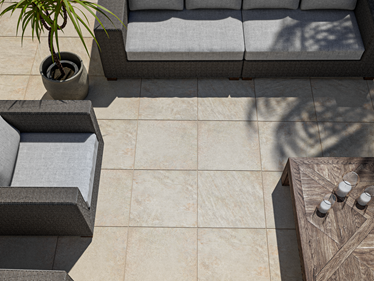 Vista dall'alto della terrazza con lastra effetto quarzite Classic Beige e mobili da esterno