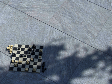 Lastra in quarzite Classic Grey con decorazione a scacchi